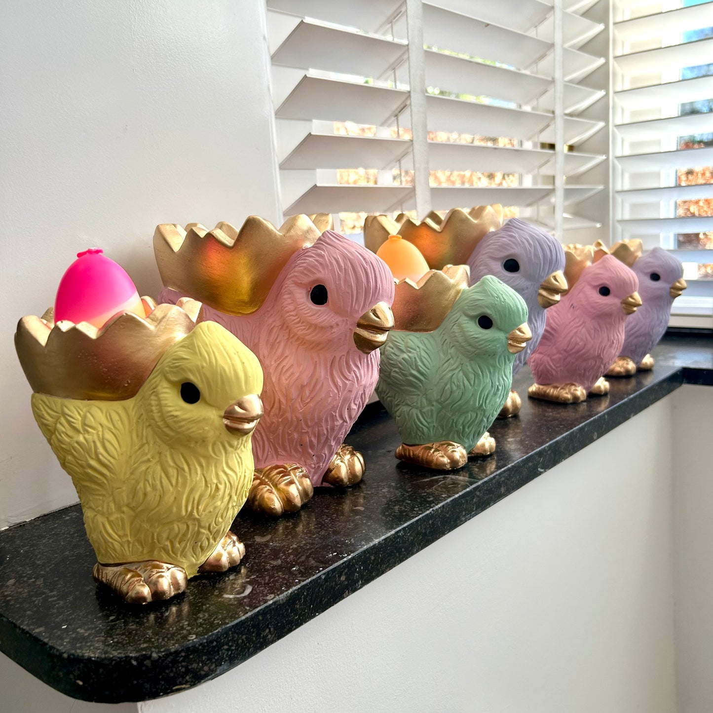 Küken mit goldenem Korb in zwei Größen - rosa